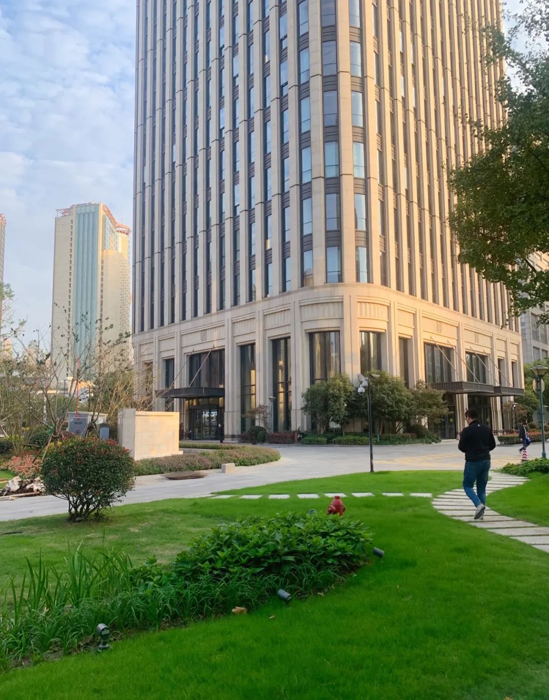 打开封闭边界,变街心花园.城投大厦附属绿地开放共享