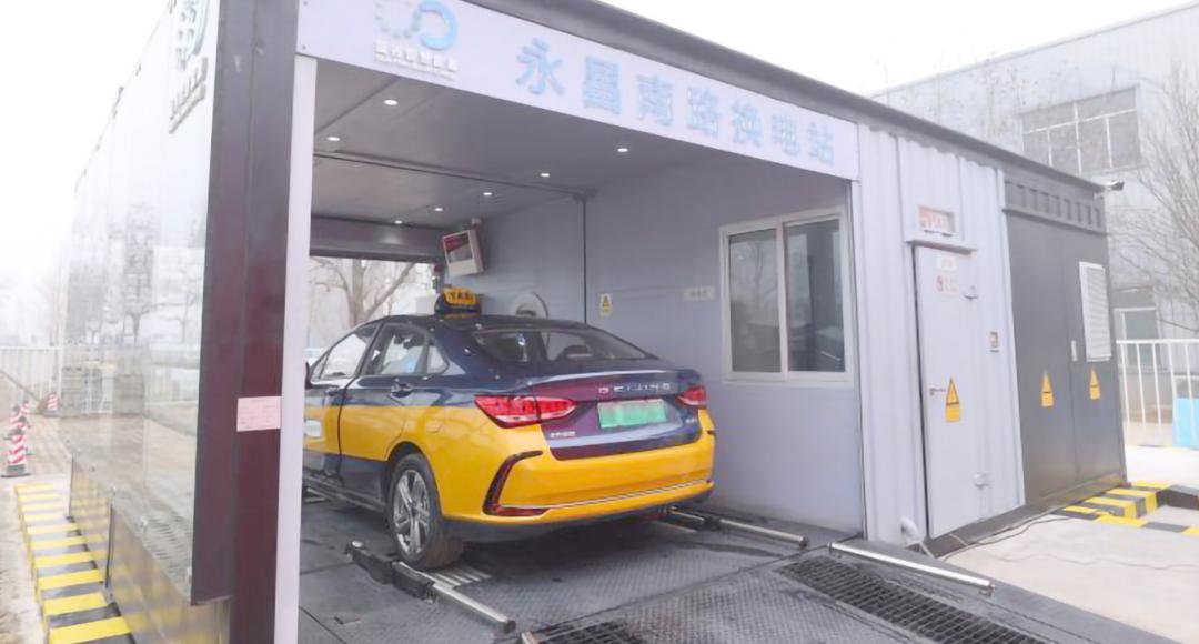 "这就是我们自主研发的新能源汽车换电站,从汽车开进站到开出去,3分钟