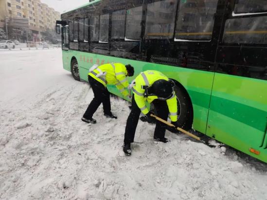 鹤岗公安浴雪奋战全力护航百姓平安
