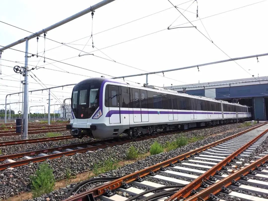 天津首列全自动驾驶地铁正式完工