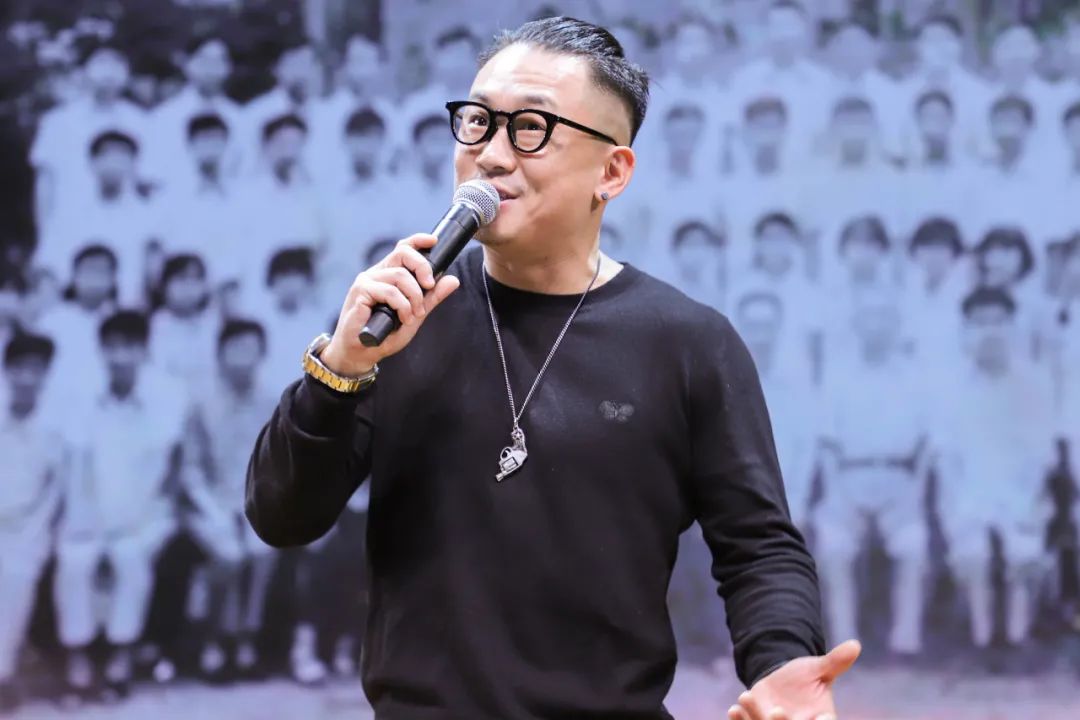 王昊王厂长三个年代的美育课场景,带出三代学生的回忆.