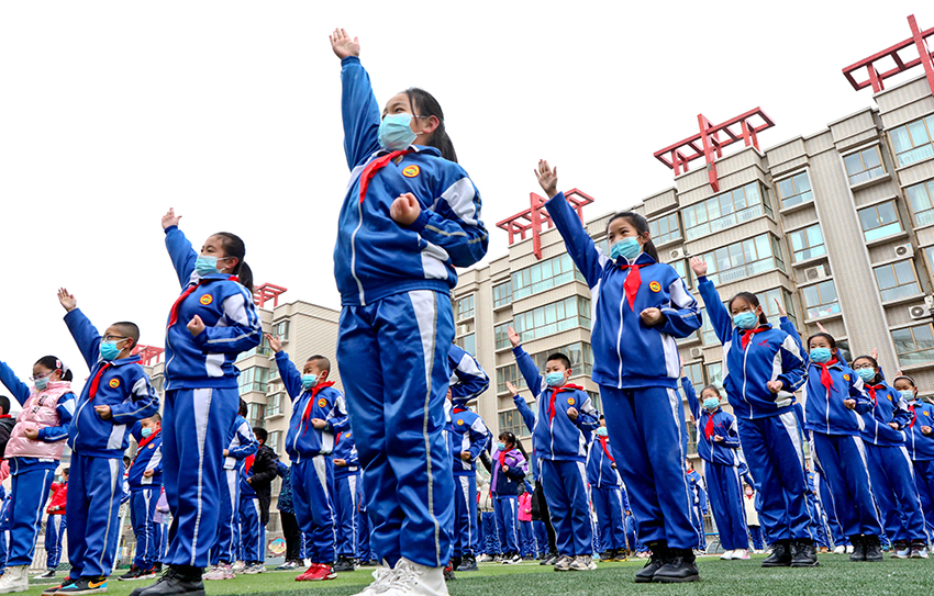 青东小学的师生们在做课间操