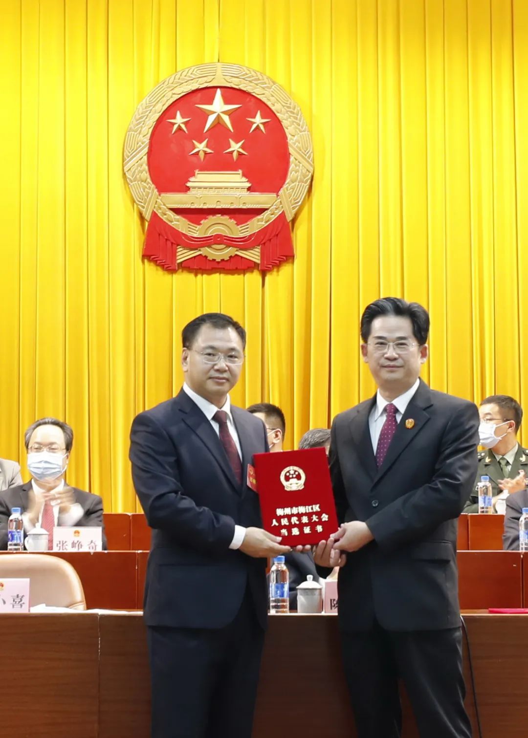 经会议选举,刘鹏飞同志当选为梅州市梅江区人民法院院长.