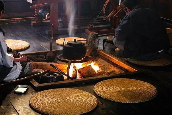 "有人说,世间有两暖一暖雪夜围火炉,二暖雨夜茶一壶小雪,天空欲雪未雪