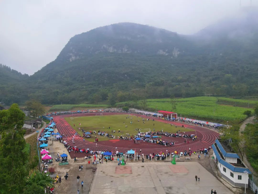 11月19日,忻城县高级中学举办第一届"玉振金声"