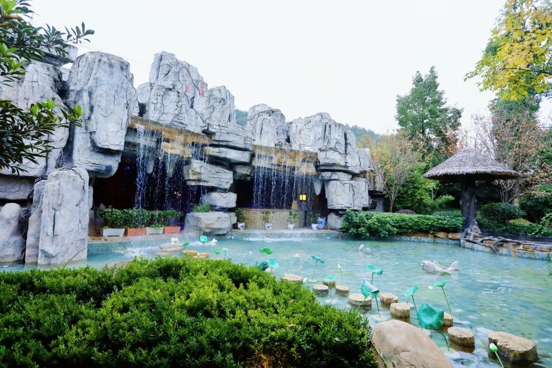 每日一宿│家门口的这个温泉宝地满足你花式玩耍要求