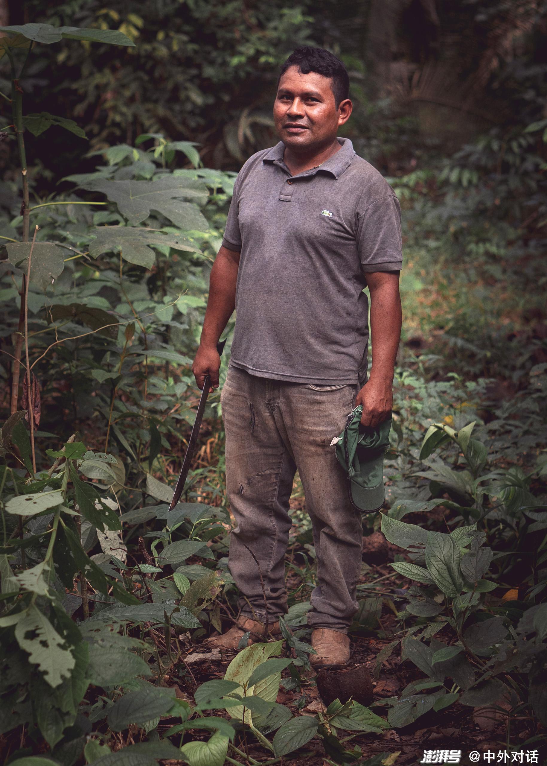 巴西原住民埃迪文·卡萨拉里(edivan kaxarari)是一名坚果采集者.