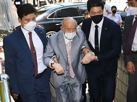 韩国前总统全斗焕去世曾获死刑还被抄家90岁被人搀扶出庭