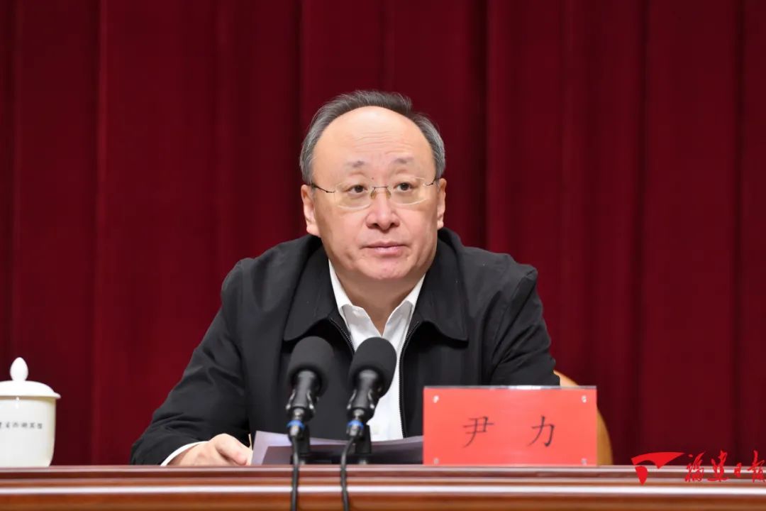 报告会上,孟祥锋运用丰富史实,生动案例,翔实数据,围绕六个"深刻把握"