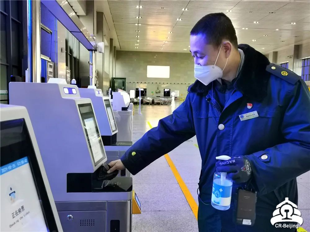 信號員緊盯操縱檯開放進路,車機聯控確保一列列火車安全有序地到達,始