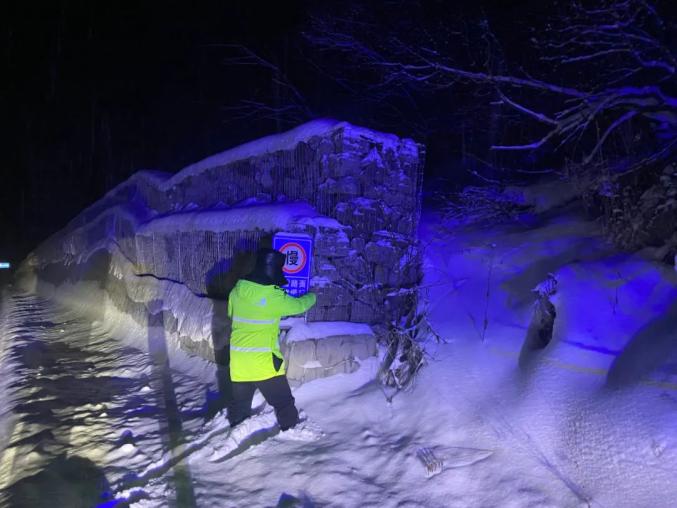 抗击风雪 再迎寒潮、又抗冰雪，各地交警全力应对恶劣天气 澎湃号·政务 澎湃新闻 The Paper