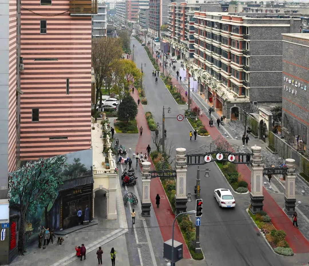 背靠蓉欧快铁这一区域性国际物流枢纽,包括标准化厂房,东山大道建设