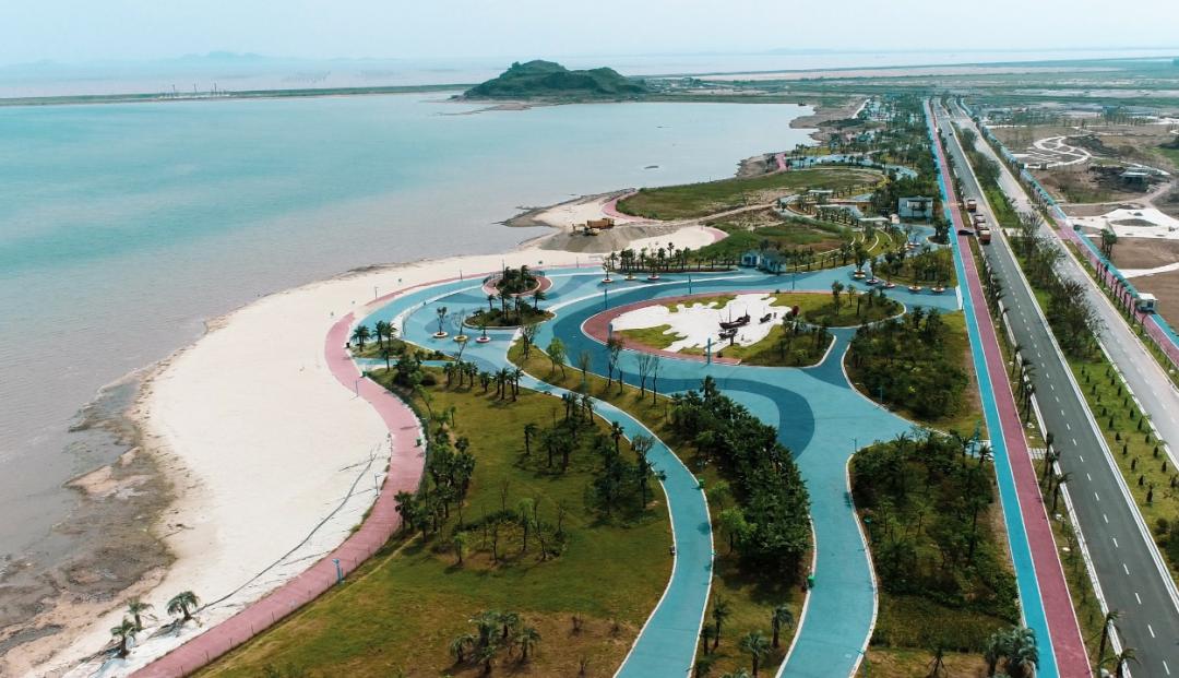 东,南临海岸线,西临南洋区块,北至滨海第一大道,白沙湾大道,总面积约