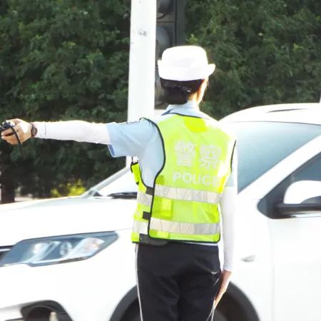 梅河口女交警图片