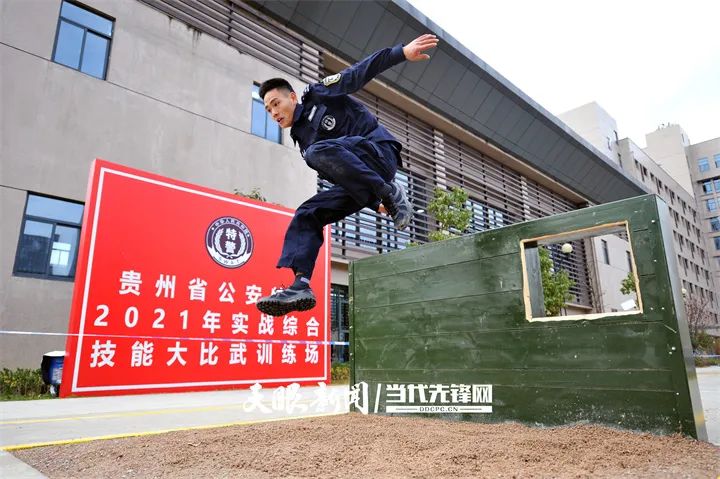 燃贵州省公安特警开展红蓝对抗演练