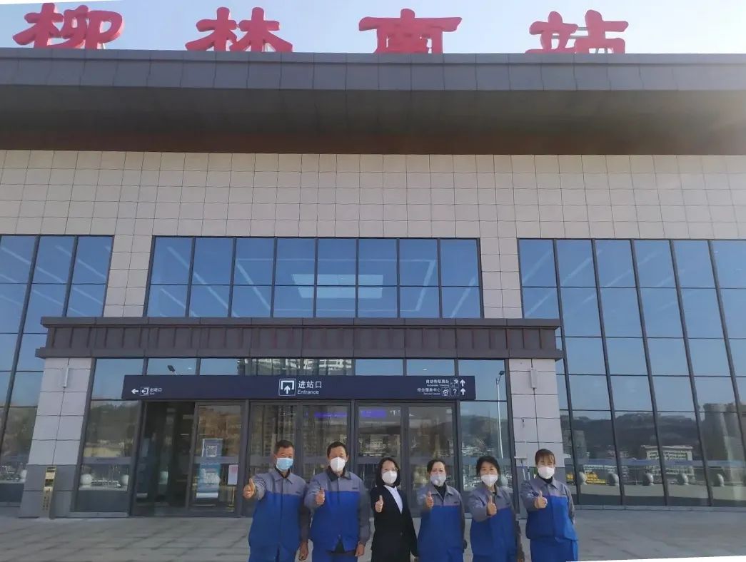 这支平均年龄50岁的保洁员队伍全部来自柳林当地,他们生活在革命老区