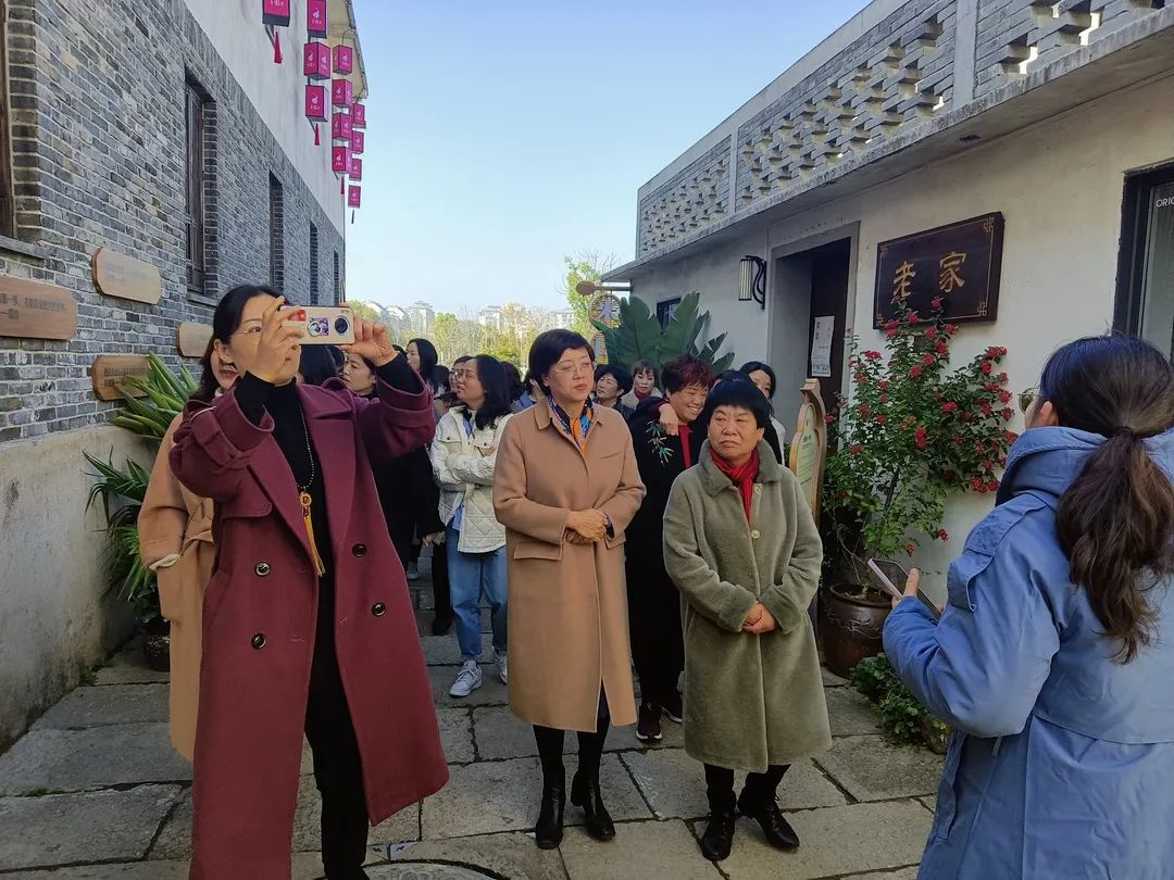 以及建德女企业家在千鹤嫂创业街开设的商铺等,了解政府对妇女创业在