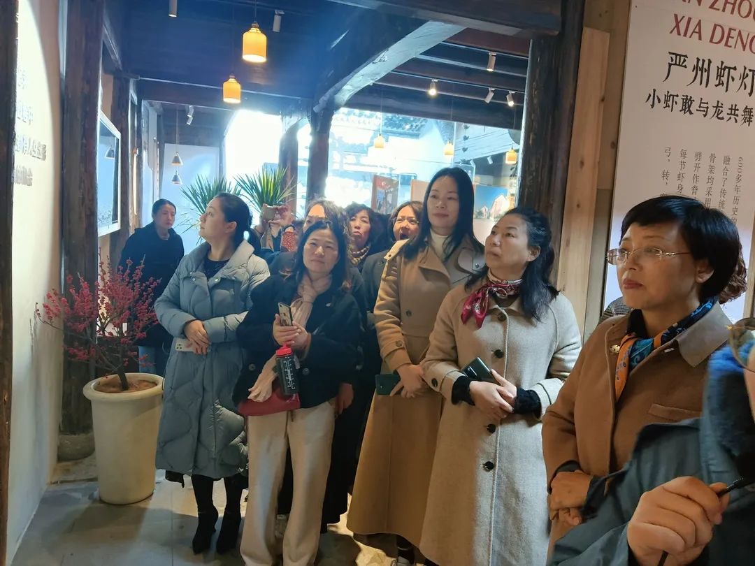 以及建德女企业家在千鹤嫂创业街开设的商铺等,了解政府对妇女创业在