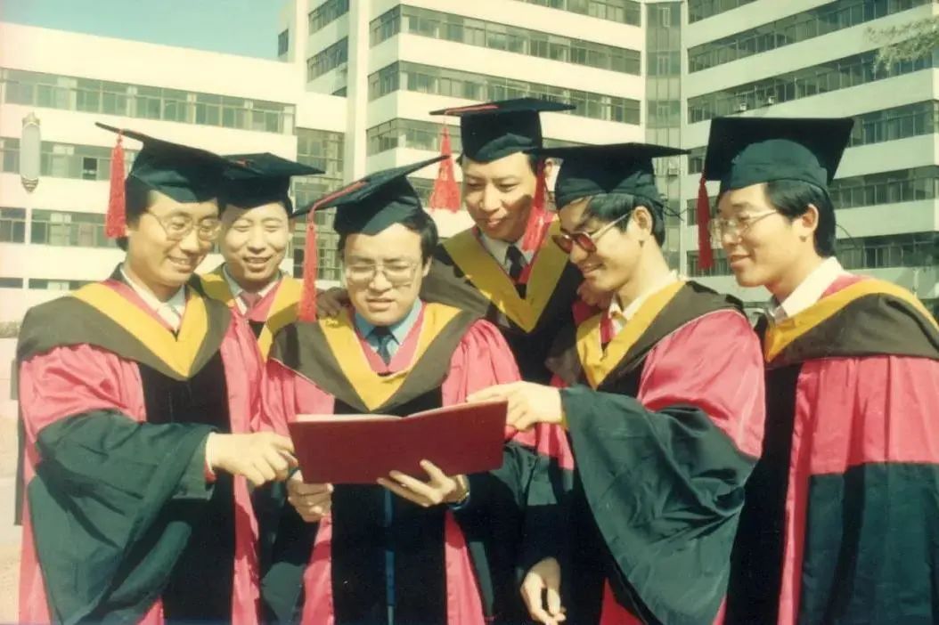 慕了慕了28年前的博士照中石大三位院士同框