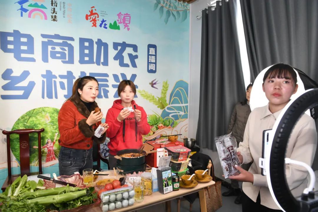 肥东县桥头集现代农业产业园内,网络主播正在线上直播售卖特色农产品.