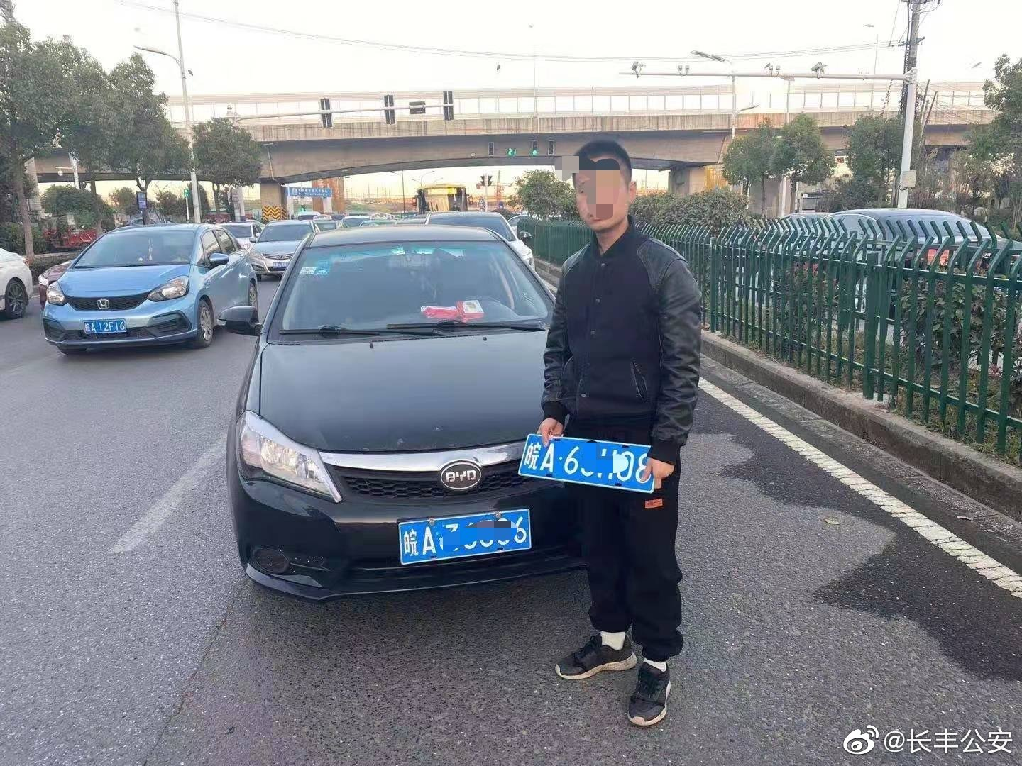 兩副車牌同時懸掛車頭