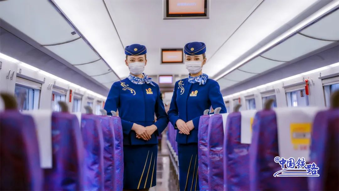 藏蓝色毛呢大衣高铁乘务员换冬装了