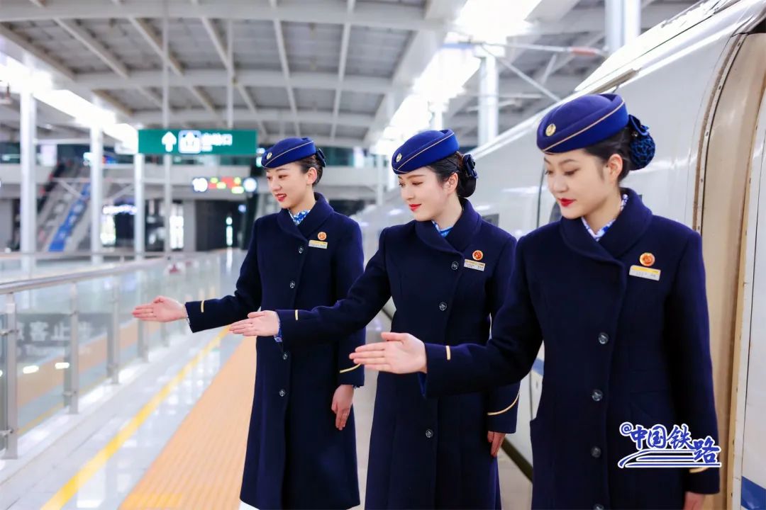藏蓝色毛呢大衣高铁乘务员换冬装了
