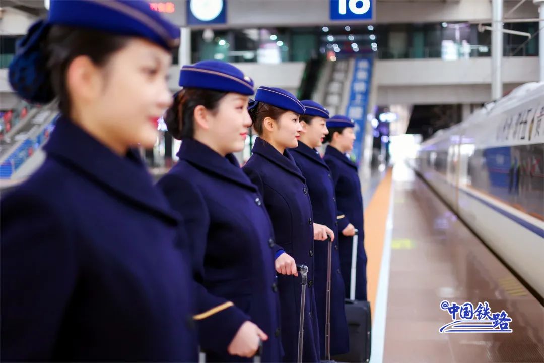 藏蓝色毛呢大衣高铁乘务员换冬装了