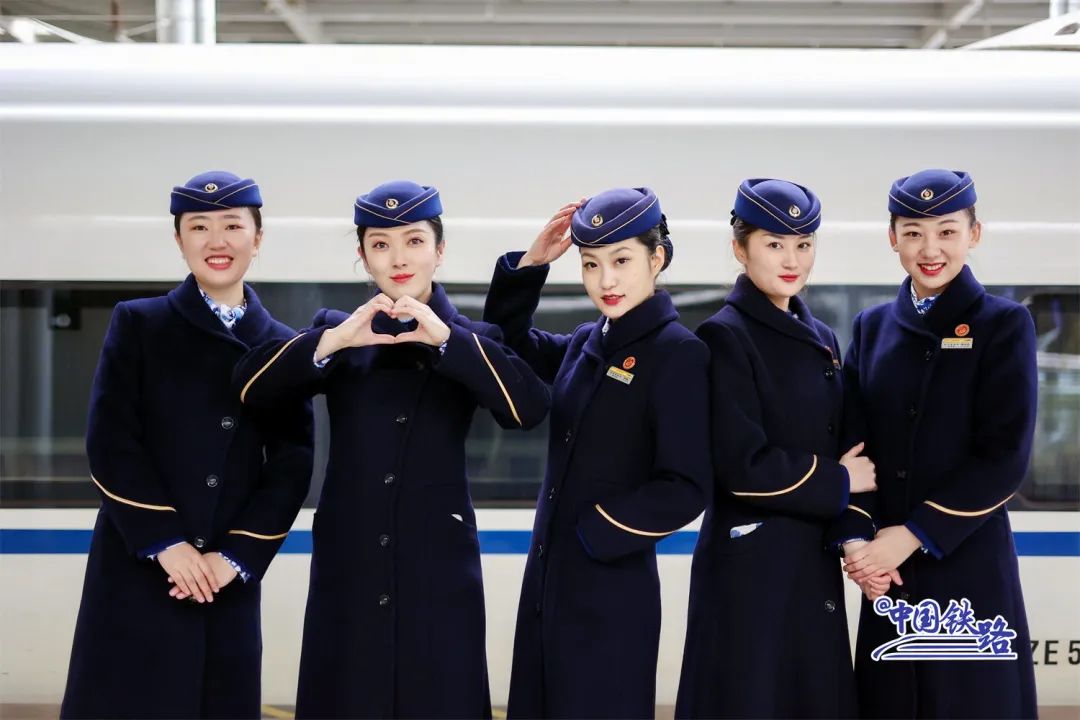 藏蓝色毛呢大衣高铁乘务员换冬装了