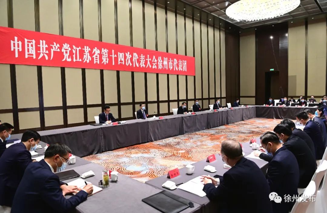 同志来到省第十四次党代会徐州市代表团,与代表们一起审议党代会报告