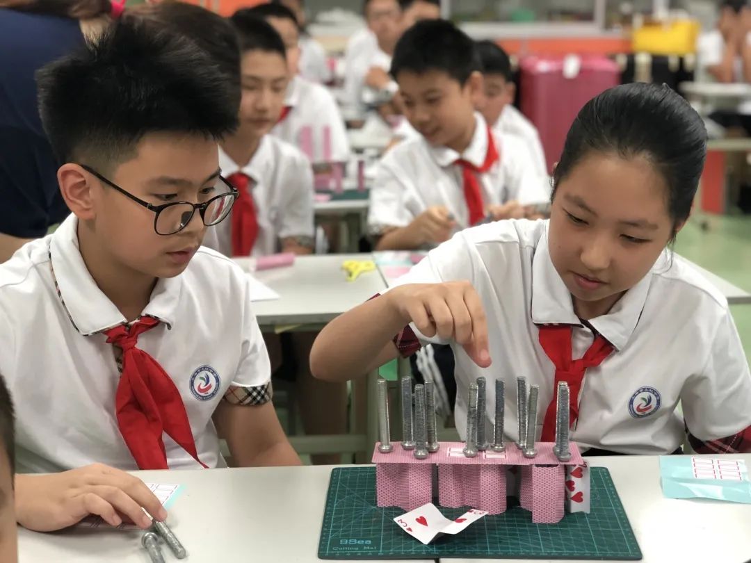 上虹中学有个乱糟糟的教室却成了很多学生的神秘宝藏地