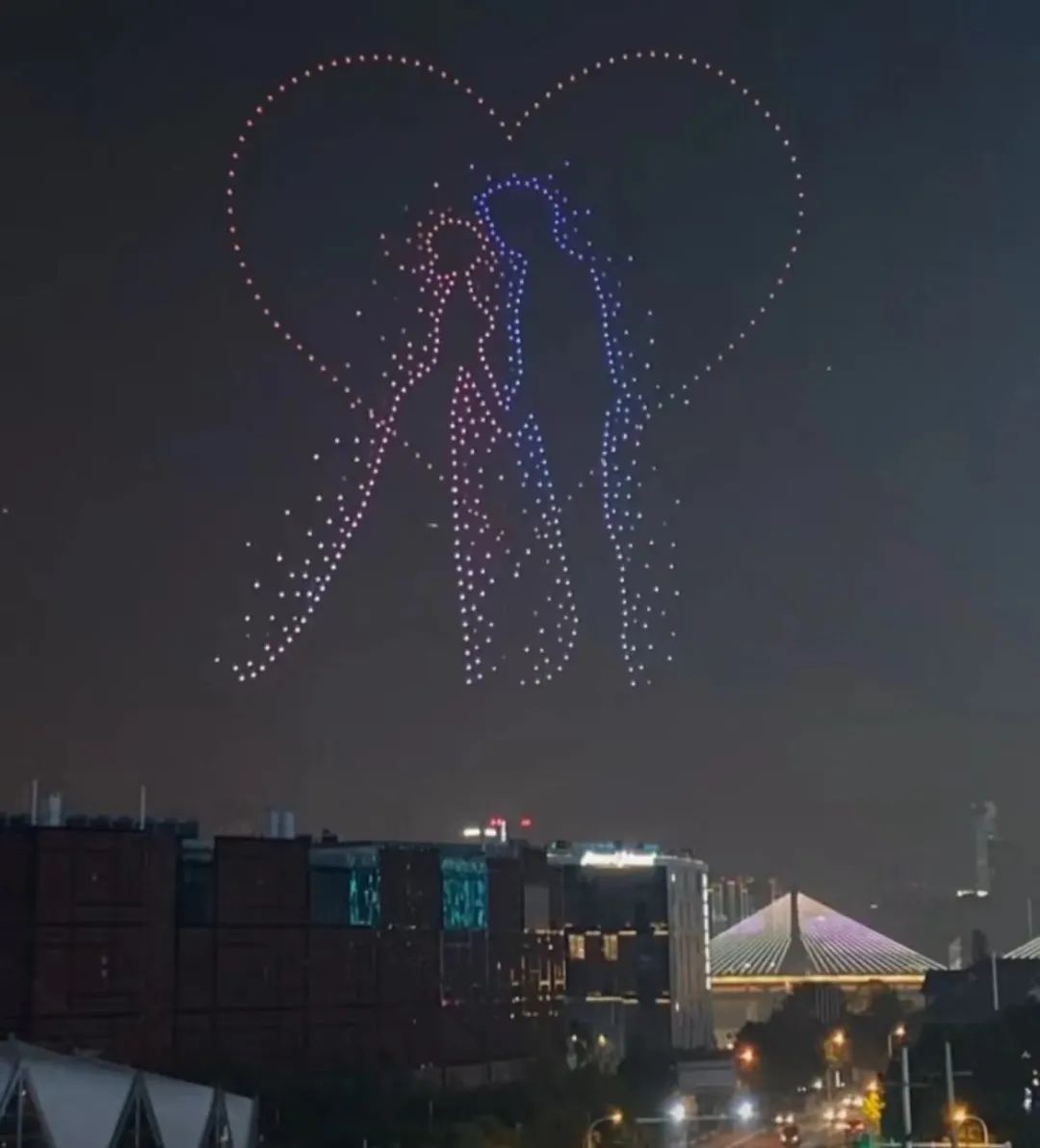 me的字样变幻出各种造型600架无人机在湘江夜空升起长沙无人机求婚的