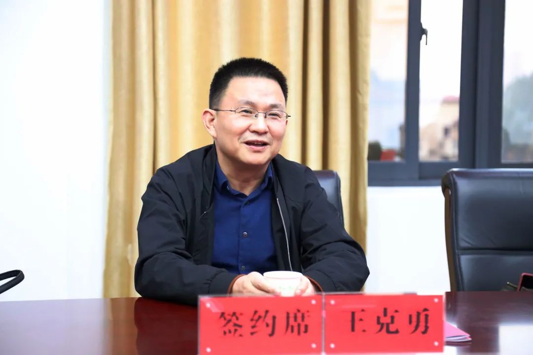 点军区政府与中国农业发展银行宜昌分行签订战略合作协议