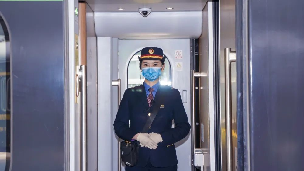 快来看看列车乘务员上班前在忙些什么