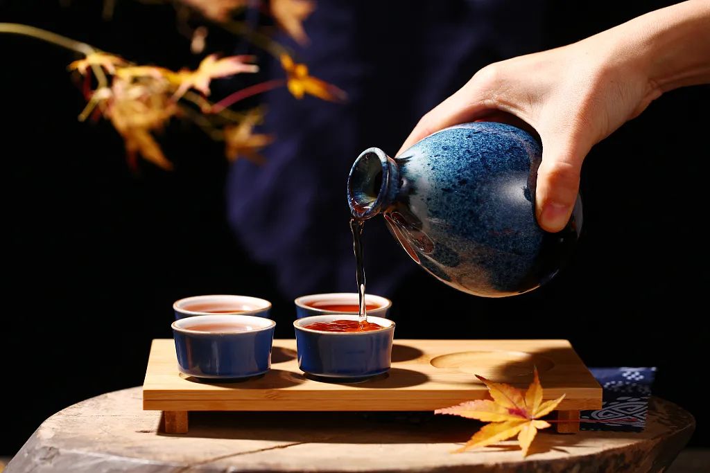 (晋·陶渊明《饮酒·其七》)钓诗钩,扫愁帚要当立名字,未用问升斗.