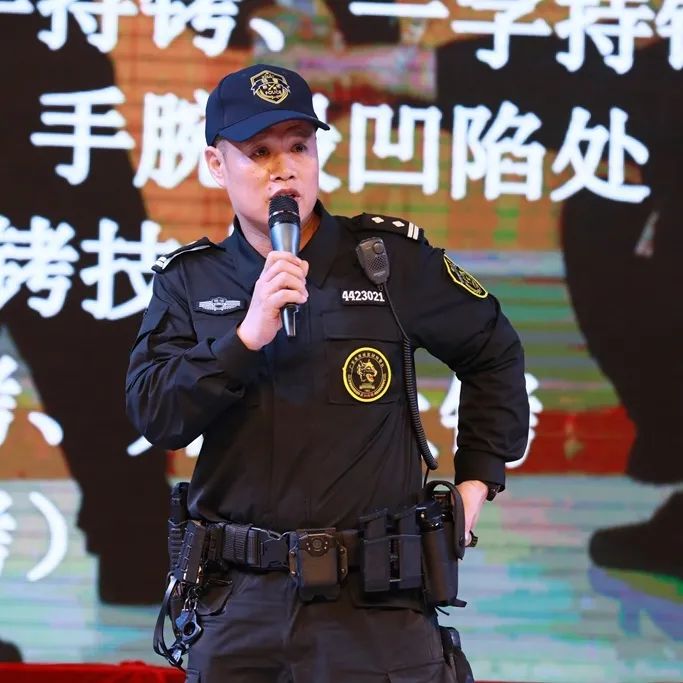 广东省戒毒管理干部学校卢振锋教官和清远监狱赵红贵教官对警用装备的