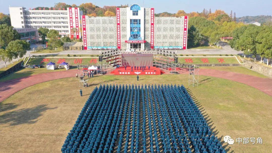 中部战区空军某新训旅举行新兵授衔仪式