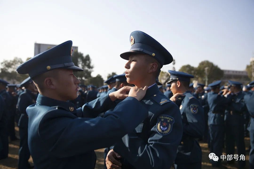 中部战区空军某新训旅举行新兵授衔仪式