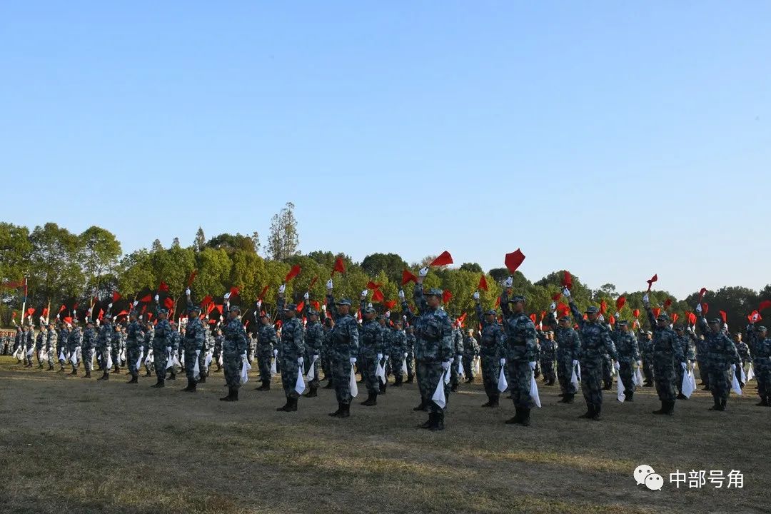 中部战区空军某新训旅举行新兵授衔仪式