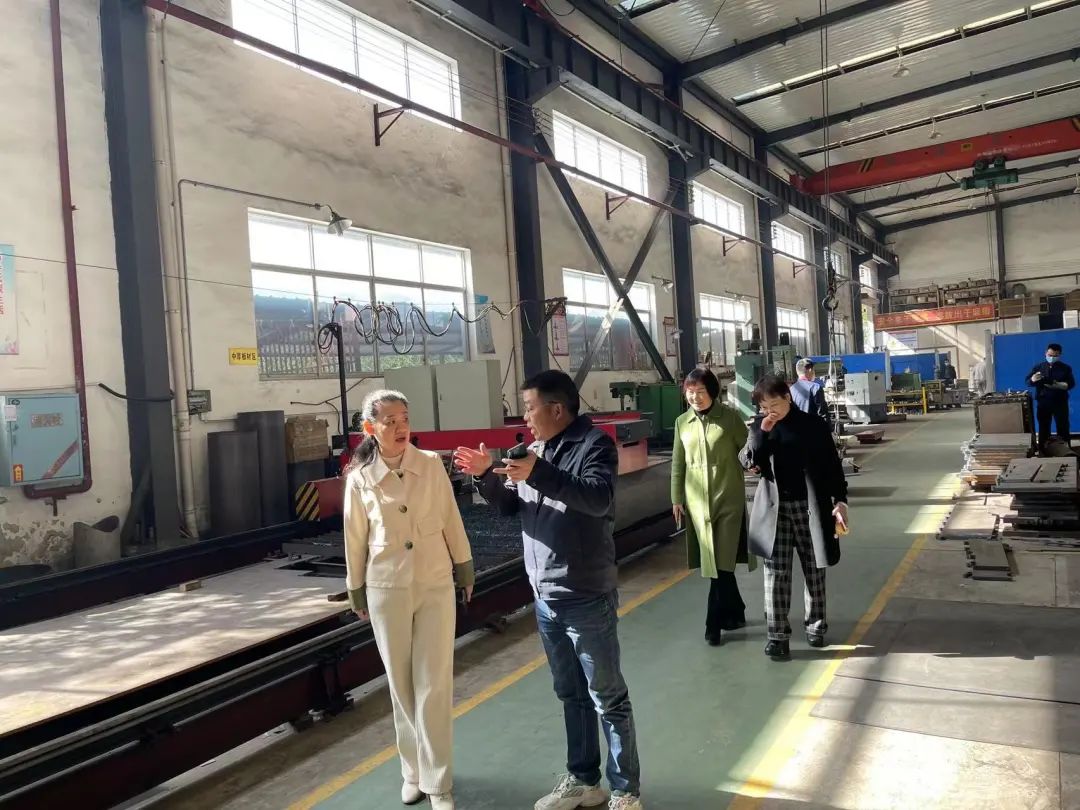 走访座谈中,林媛详细了解株洲鸿新实业有限公司的经营发展状况,认真