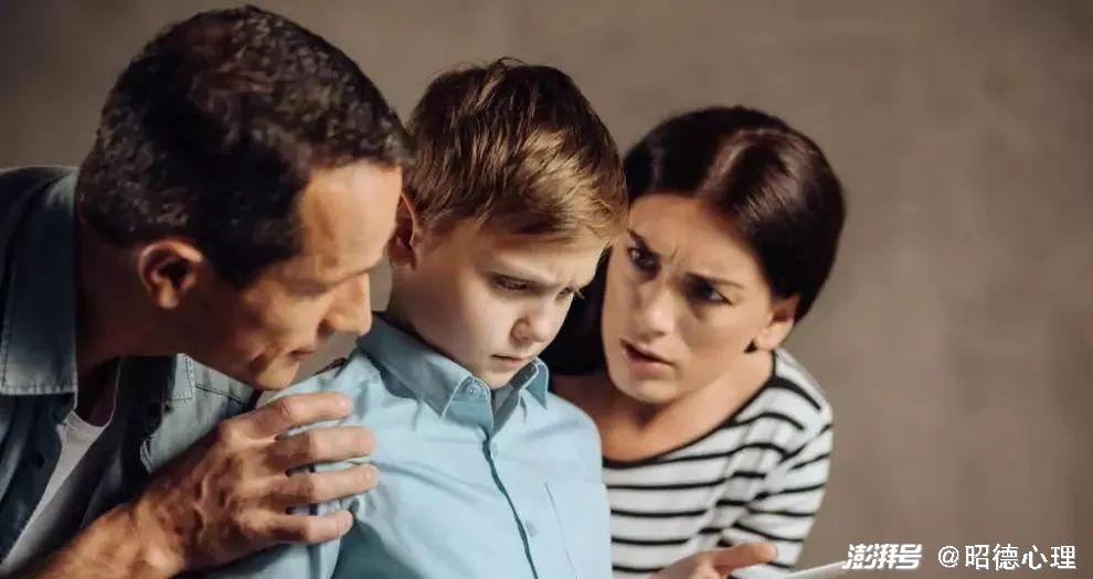 (焦虑的父母.图片来源于网络)