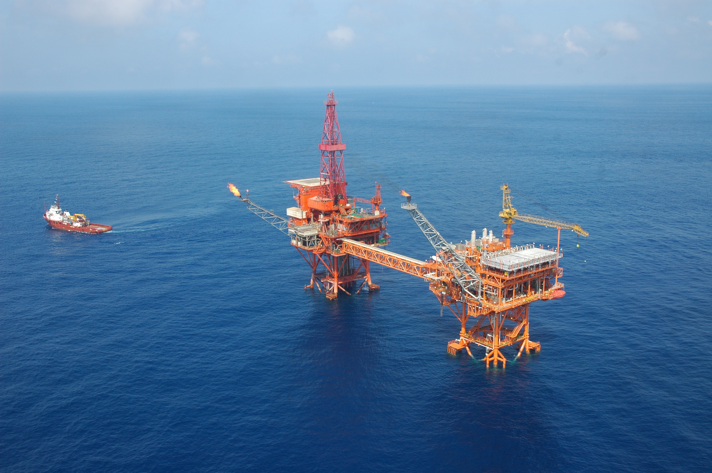 南海东部油田年产量突破2000万立方米油当量