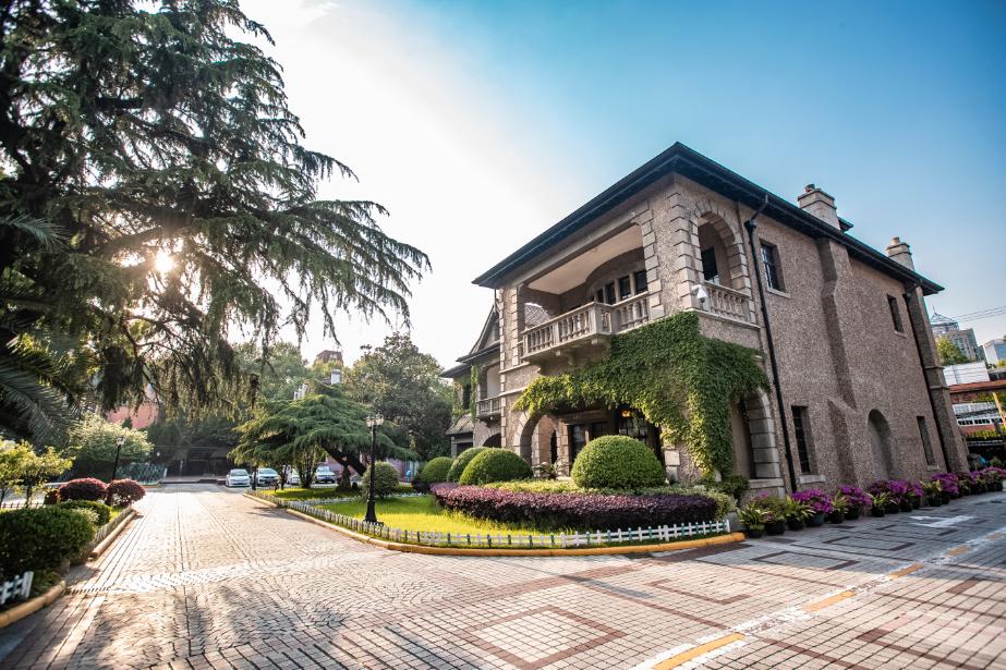 上海音乐学院附属中等音乐专科学校(简称"上音附中"),是中国最早建立