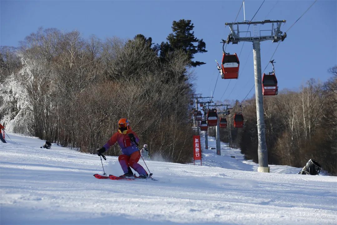 第十九屆亞布力滑雪節昨日啟幕帽兒山高山滑雪場首滑