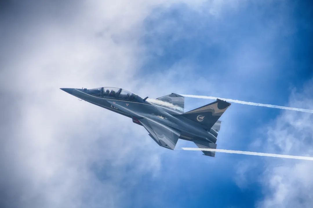 进行飞行表演"猎鹰"列阵从首飞到首次公开亮相国内外航展,从装备航空