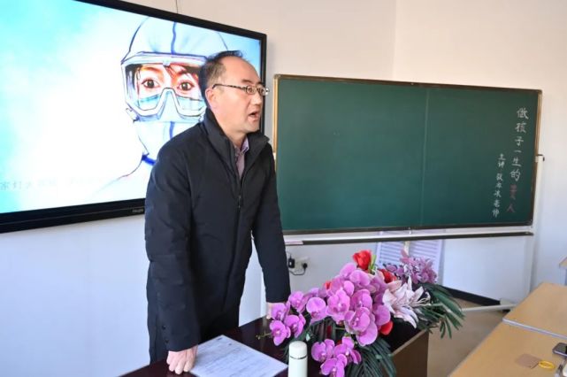 德育处主任白永亮主持讲座