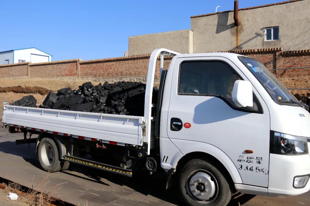 位于乌兰花镇的立信煤场一片繁忙景象,一辆辆满载"暖心煤"的卡车有序