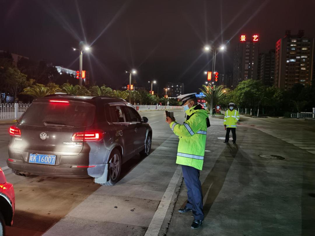 寒夜守护平安不降温持续站好安全夜班岗