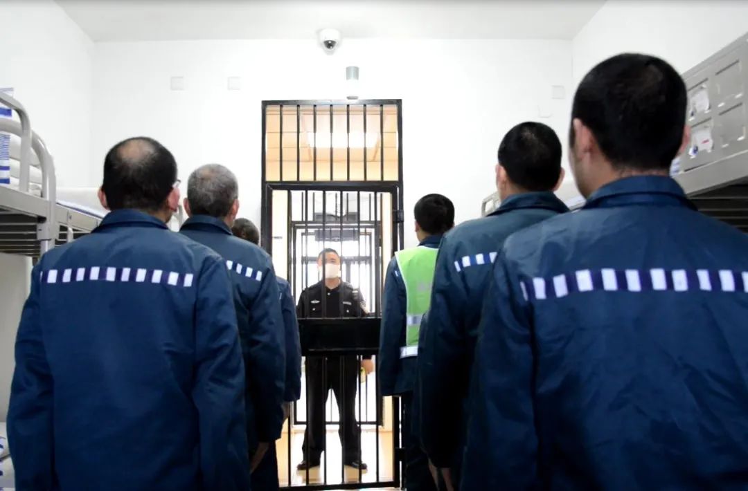 2020年初,新冠肺炎疫情爆发后,他第一批进入监狱封闭执勤.