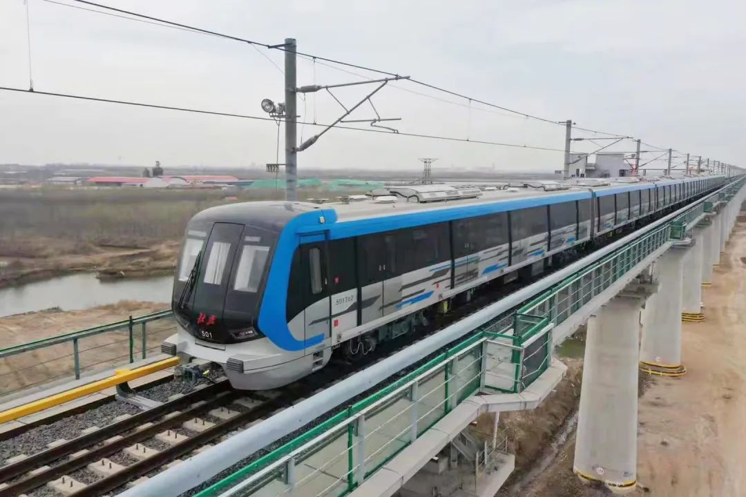 来了地铁17号线南段34辆列车顺利到段